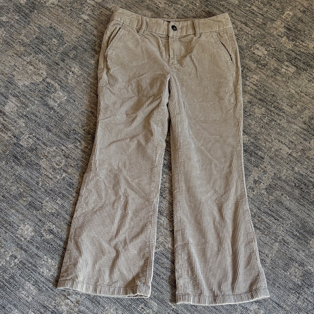 Massimo Dutti Beige Corduroy Pants - crop ;
Flare - size 2 - 100% cotton